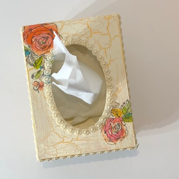 Vintage Style Ivory Tissue Box with Flowers - Picture 4 of 10
